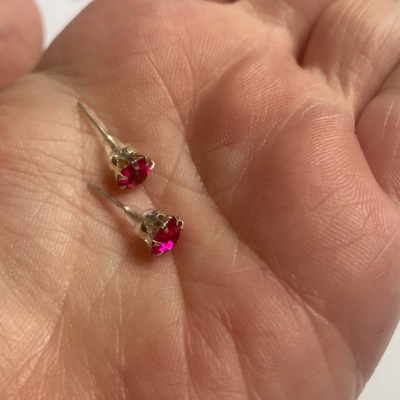 ๐Sale ๐2 for $10 NWOT never worn pretty pink set in silver (color) posts - Picture 4 of 4